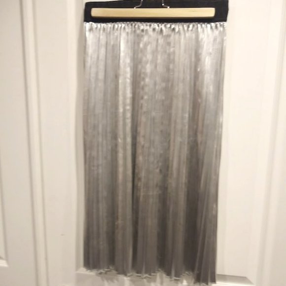 LuLaRoe Metallic Pleated Skirt size Small - Picture 4 of 5